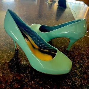 Women’s size 8 aqua Steve Madden patten leather pumps. Brand new.
